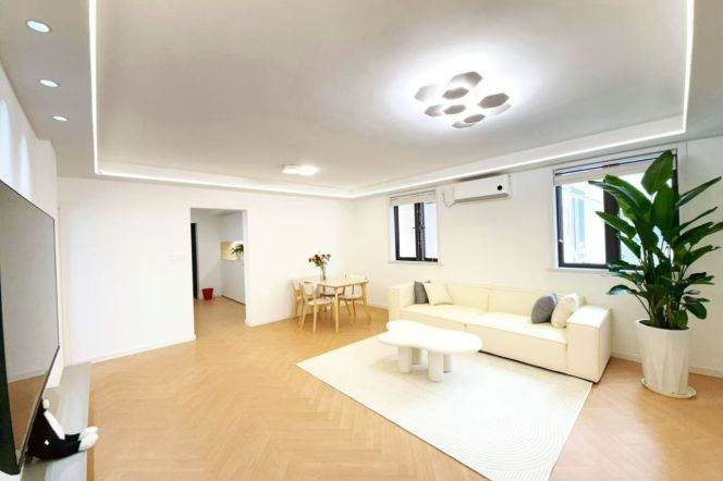 Brand new super nice modern 3 br with central AC M3/4/11/14 Caoyang Rd. 