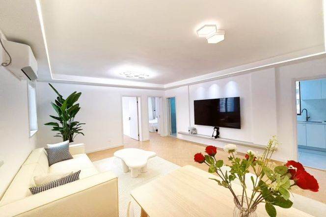 Brand new super nice modern 3 br with central AC M3/4/11/14 Caoyang Rd. 