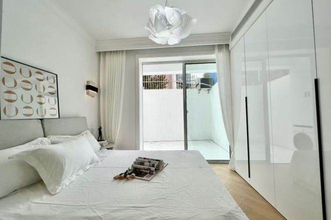 Spacious Private Garden 1 br with central AC Line 11/13 Longde Rd. 