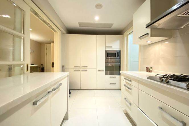 4B2B,Good Lighting,Near  South Shanxi Road Station,Line 1/10/12