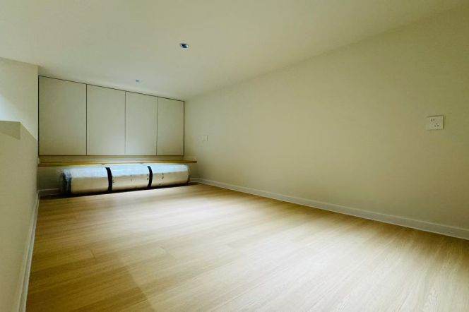 Modern loft in community with ginkgo trees 7k