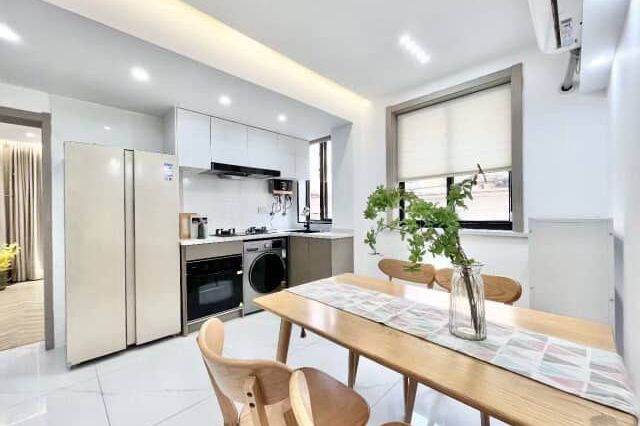 Spacious big bright cozy room modern 3 br good to share M2/11 Jing'an 