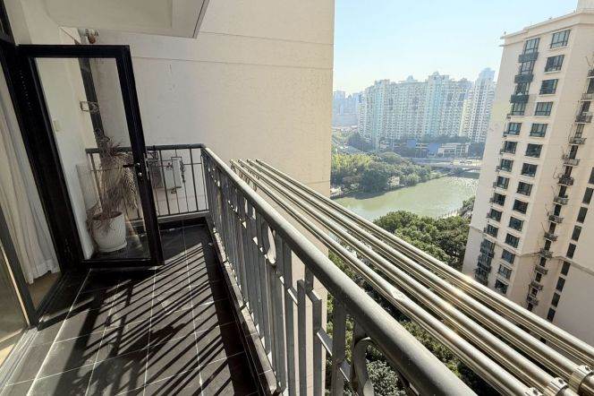 Nice balcony 3BR 1BA /  Spacious / Bright / Modern/ Quiet / Good view