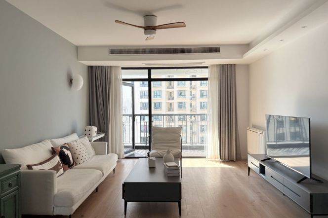 Nice balcony 3BR 1BA /  Spacious / Bright / Modern/ Quiet / Good view