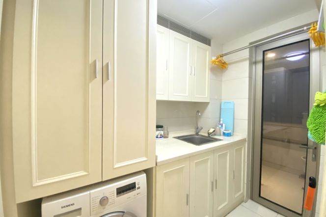 4B2B,Good Lighting,Near  South Shanxi Road Station,Line 1/10/12