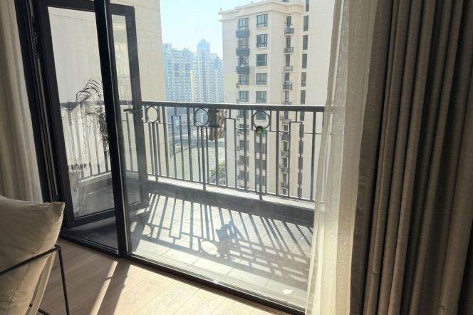 Nice balcony 3BR 1BA /  Spacious / Bright / Modern/ Quiet / Good view