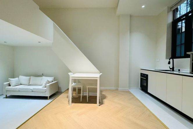 Modern loft in community with ginkgo trees 7k