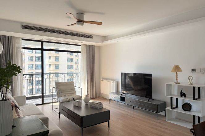 Nice balcony 3BR 1BA /  Spacious / Bright / Modern/ Quiet / Good view