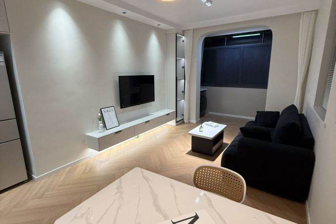 Newly Renovated Spacious 1Br/2Lr/1Bt@L3/4/10 Hongqiao Rd Station