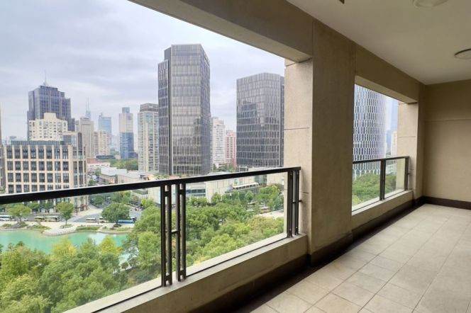 modern big 4brs huge living room and open balcony in top 3 compound Xintiandi 