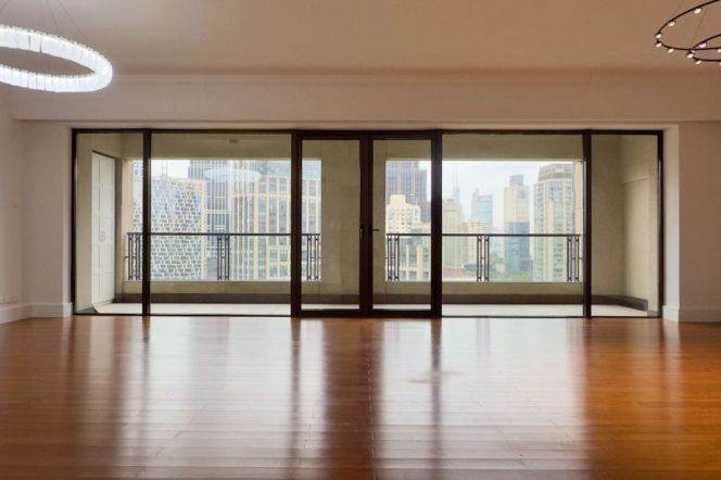 modern big 4brs huge living room and open balcony in top 3 compound Xintiandi 