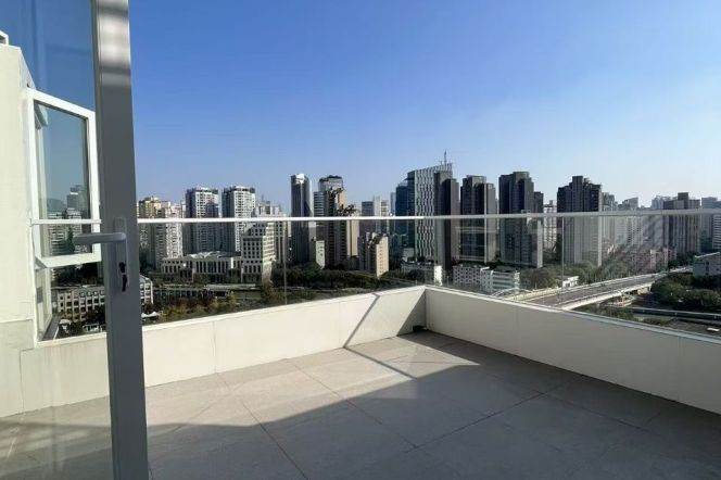 beautiful 4brs penhouse floor heating big terrace beside Su zhou river line 3,4,13only 28K