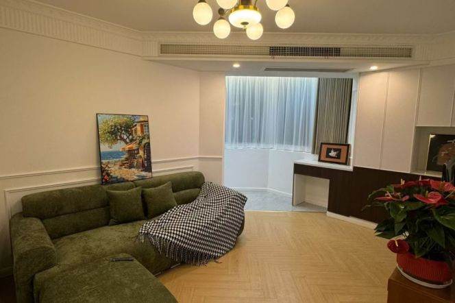 Newly Renovated Elevator Spacious 1+1Br/2Lr/1Bt Close to L2/3/4 Zhongshan Park Station 
