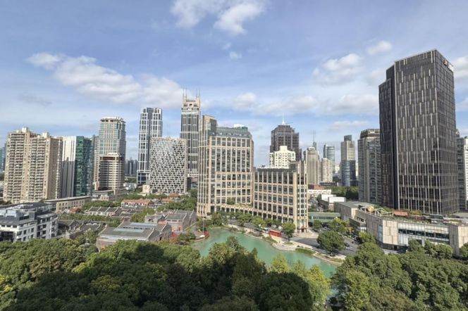 modern big 4brs huge living room and open balcony in top 3 compound Xintiandi 