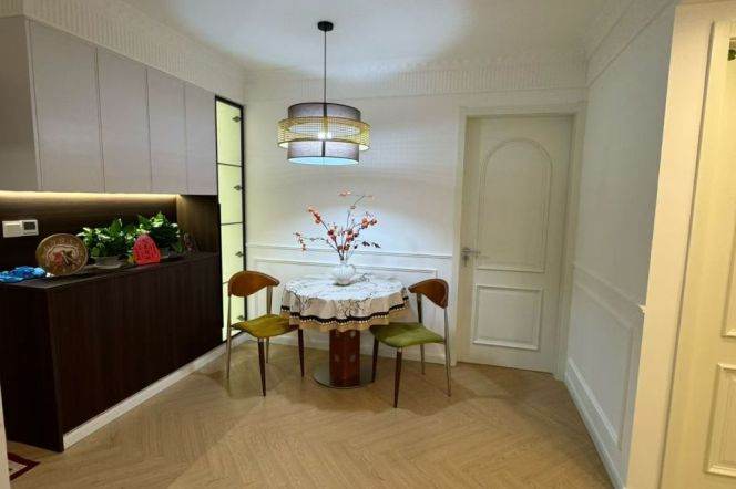 Newly Renovated Elevator Spacious 1+1Br/2Lr/1Bt Close to L2/3/4 Zhongshan Park Station 