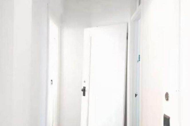 2 br old Apt/big windows/ ok for working studio in Xintiandi  for 10K