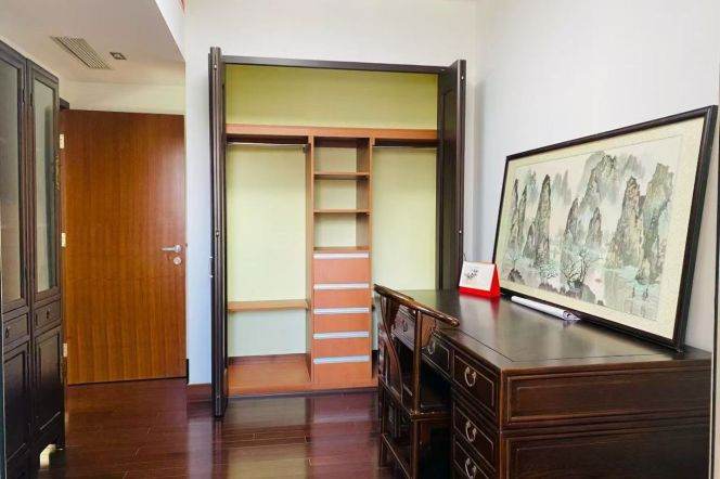 3BR 2Baths in good compound near line 2/12/13 W.Nan'jing Rd metro 