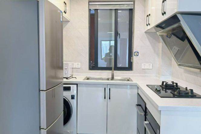 Spacious 2Brs/1Lr/1Bt apt nr Changping rd,M7