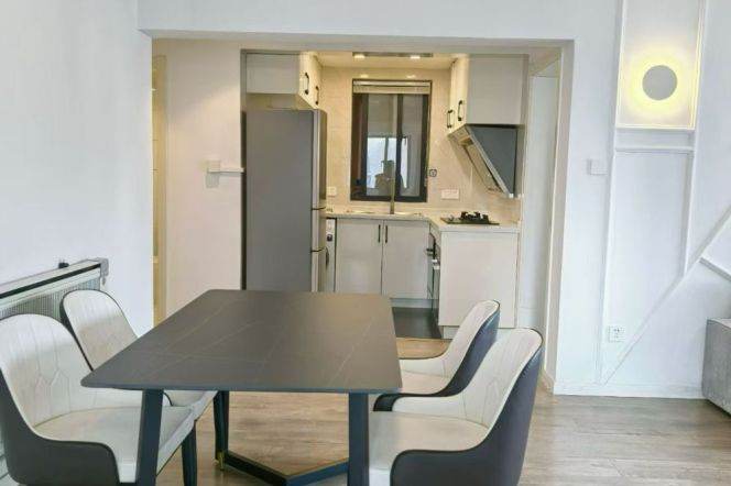 Spacious 2Brs/1Lr/1Bt apt nr Changping rd,M7