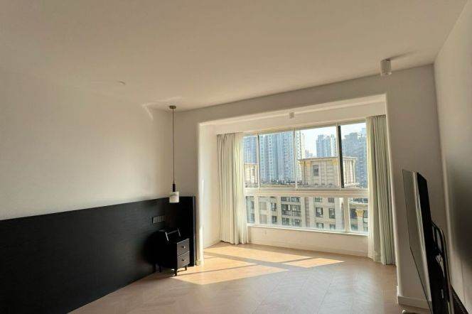 Changping Rd metro/3br2bt/central AC/floor heat/balcony/oven