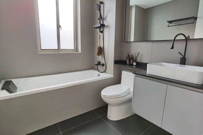 modern 3brs floor heating balcony in Zhong shan park line 2,3,4 only 24K