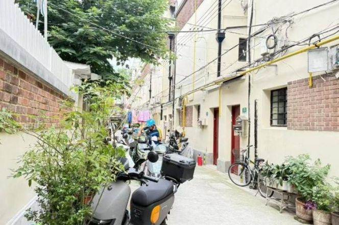 70 sqm newly renovated old house&private yard/Fumin rd for 9K