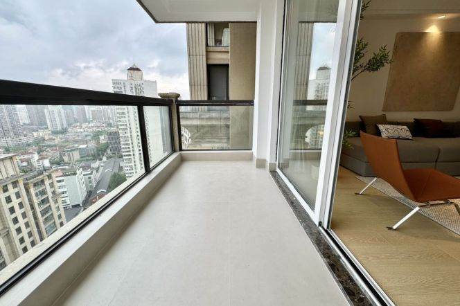 Changping Rd metro/3br2bt/central AC/floor heat/outdoor balcony/oven/bathtub