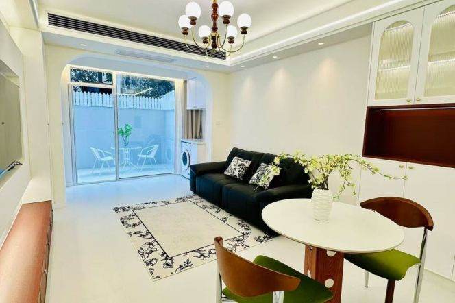 Renovated 1br with yard near Zhongshan Park