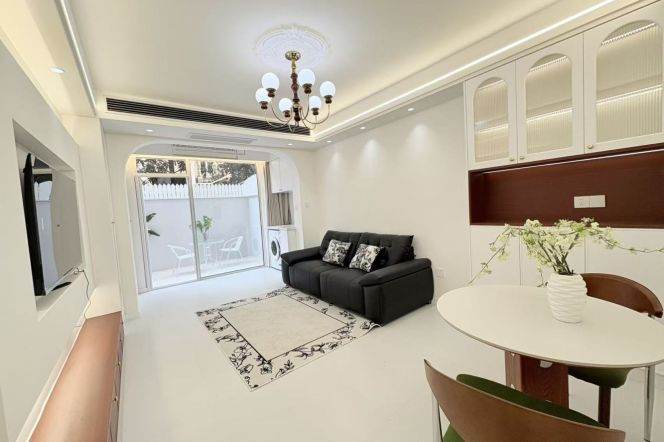 Zhongshan park 1BR apartment with yard