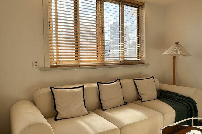 Fabulous sunny 2BR Apt +cloakroom/Jing'an Tempe metro /heating+ oven+elevator