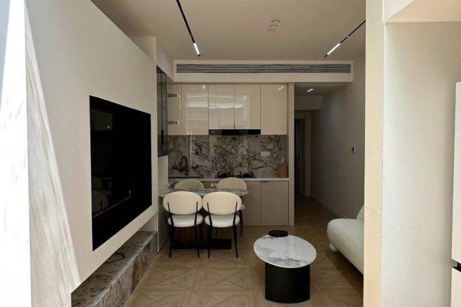 Bright 1BR with 15sqm Sunroom | Prime Hengfu Location & High-End Finishes | 7,999 RMB/Month