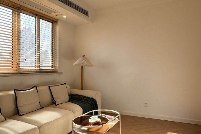 Fabulous sunny 2BR Apt +cloakroom/Jing'an Tempe metro /heating+ oven+elevator