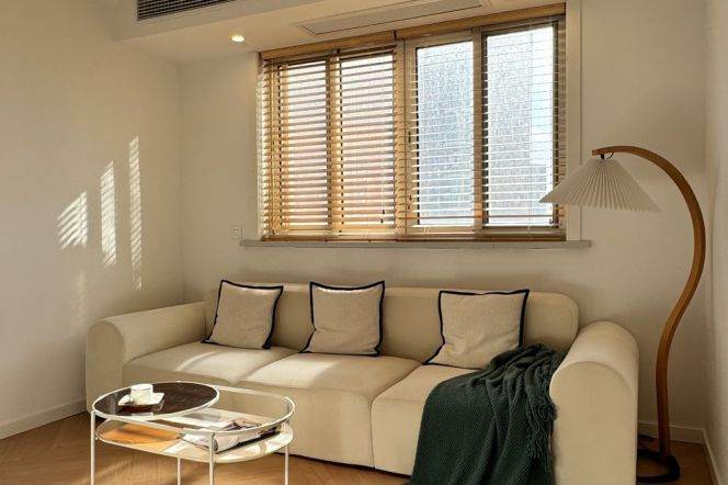 Fabulous sunny 2BR Apt +cloakroom/Jing'an Tempe metro /heating+ oven+elevator