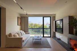 Great compound+balcony 3BR 2BA /  Spacious / Bright / Modern/ Quiet / Parking available / elevator