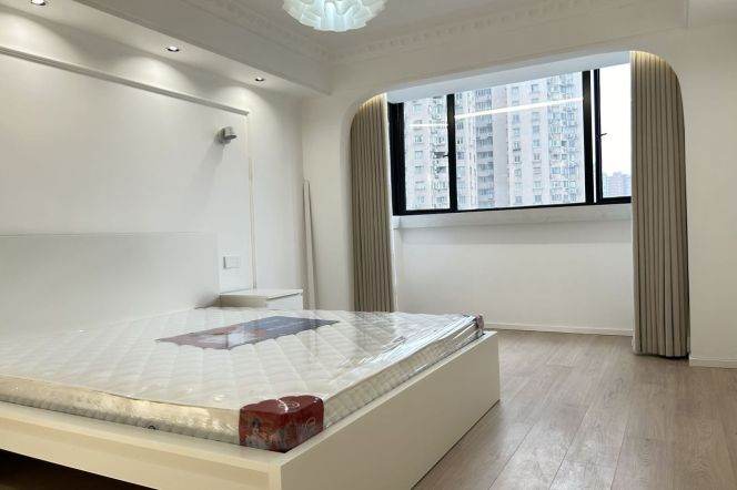 Super nice modern 3 br 2 baths 16.5K with central AC floor heating M7/13 Jing'an 