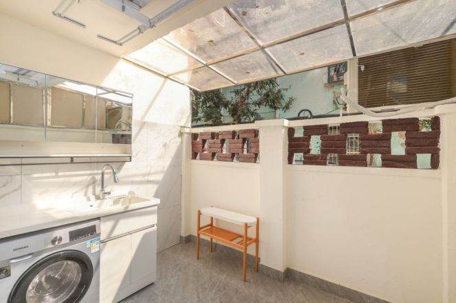 Nice yard 2Brs/1Lr/1Bt apt nr Changping rd,M7/13