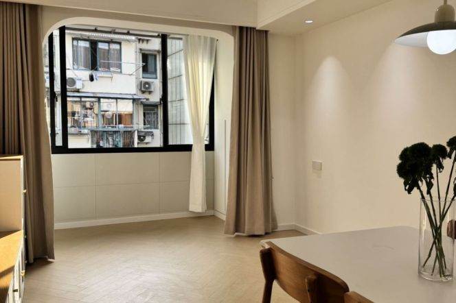 Modern&Spacious& Sunny 1Br-1livr  | Zhongshan Park & Loushanguan rd Metro 7.6K