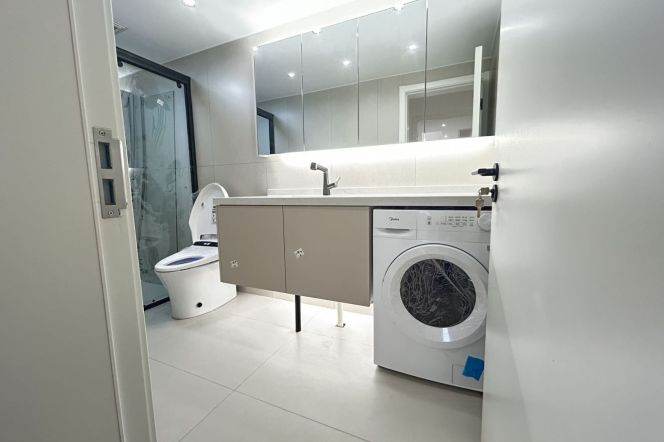 Master bedroom with own bathroom 6.5K nice modern decoration Jing'an M7/13 Jing'an 