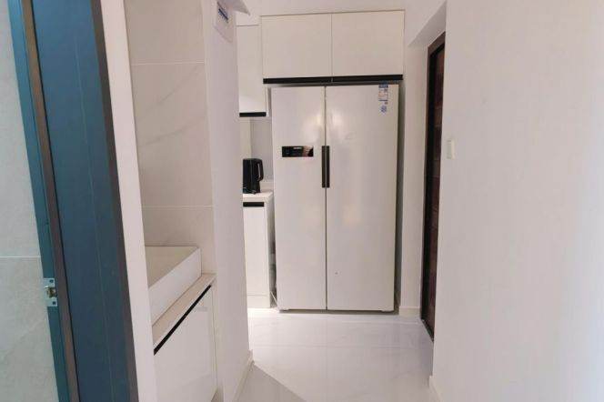 Bright 2 br with lift in XuHui . 4 mins walking to L7/9 ZhaoJiaBang Rd St.