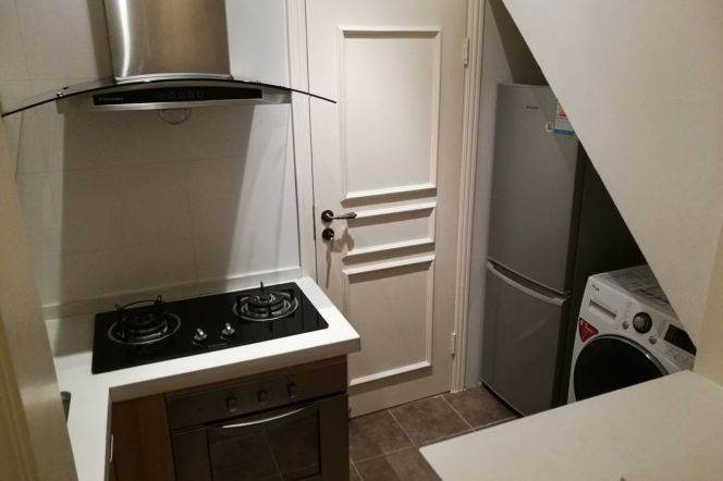 high ceiling 1br Nr south shaanxi Rd M1/10/12