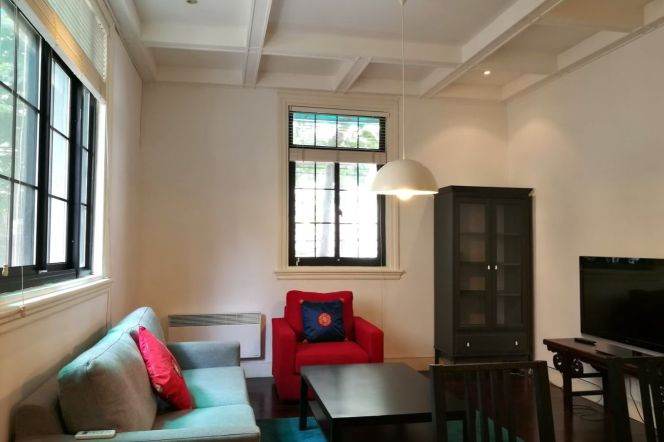 high ceiling 1br Nr south shaanxi Rd M1/10/12