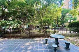 3B2B,With Garden,，Near Louguanshan road Station.