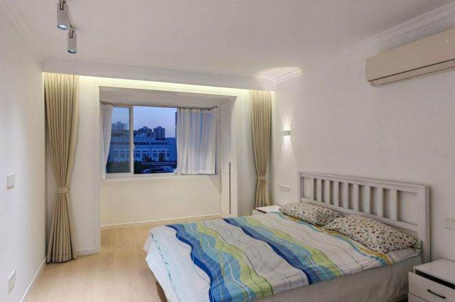 Bright 2 br with lift in XuHui . 4 mins walking to L7/9 ZhaoJiaBang Rd St.