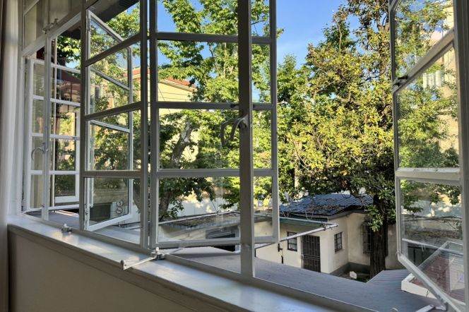 Spacious 1BR + high ceiling | Nice compound | Jiaotong Unive. L10/11 | Big windows