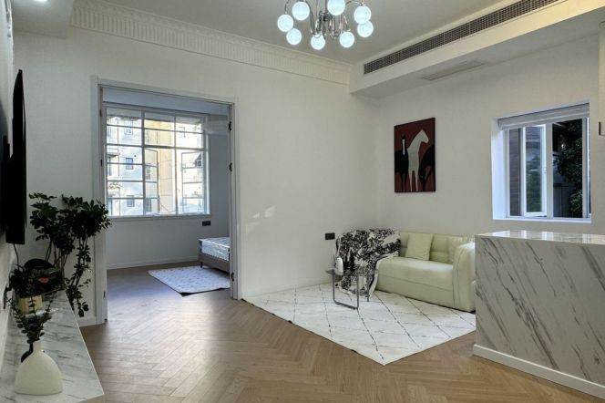 Spacious 1BR + high ceiling | Nice compound | Jiaotong Unive. L10/11 | Big windows