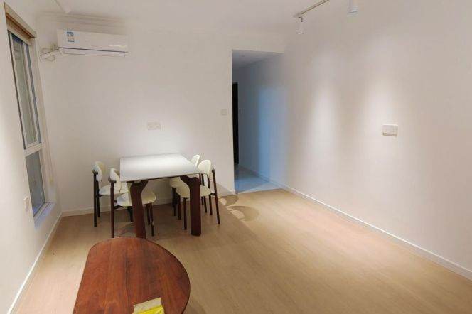 Bright 2 br with lift in XuHui . 4 mins walking to L7/9 ZhaoJiaBang Rd St.