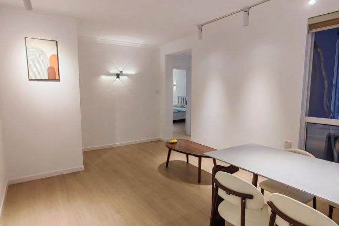 Bright 2 br with lift in XuHui . 4 mins walking to L7/9 ZhaoJiaBang Rd St.