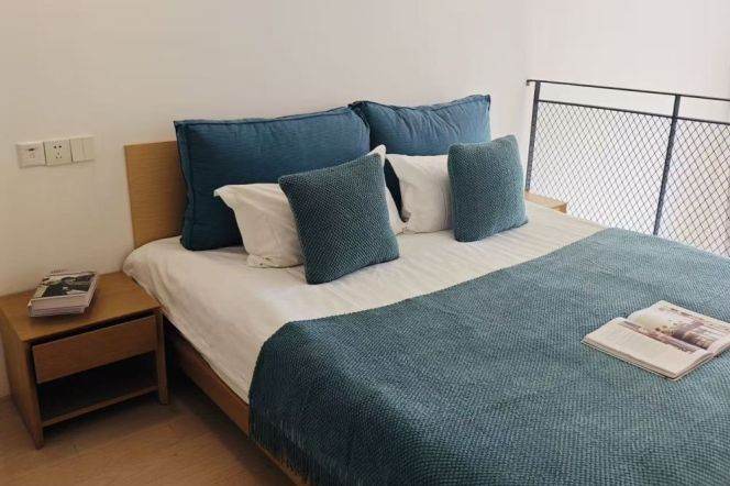1 BR loft in old Xu'hui near line 4/9/12 and Jiao'tong Uni can long and short term lease