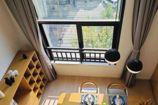 1 BR loft in old Xu'hui near line 4/9/12 and Jiao'tong Uni can long and short term lease