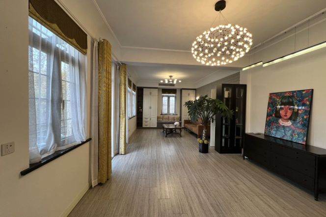 2 br  bright old Apt/huge living room&balcony/Xinle rd 13K